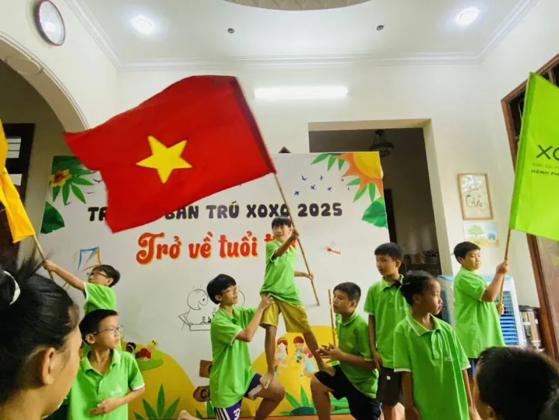 Trẻ em chơi vui vẻ tại trại hè